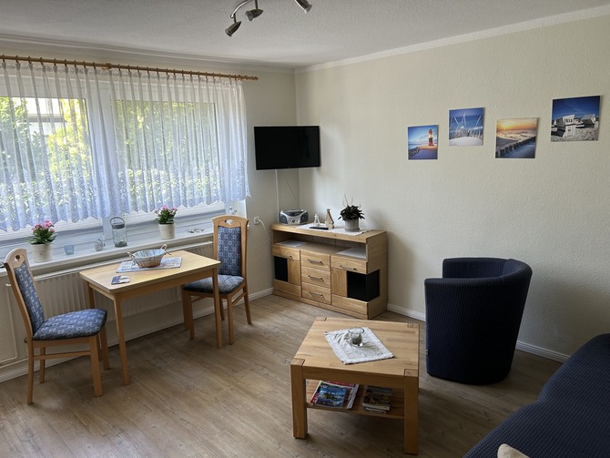 Ferienwohnung in Diedrichshagen - Kr&uuml;ger - Wohnzimmer- Esstisch