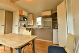 Ferienhaus in Pelzerhaken - Mobilheim  Pacifique - K&uuml;che im Wohnraum