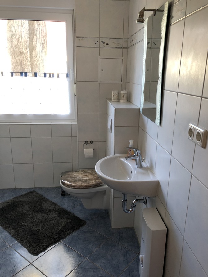 Ferienwohnung in Rostock - Zur kleinen Strandperle - Bad mit Dusche und WC